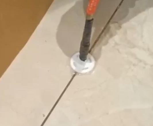 通化市瓷砖空鼓维修公司专业解答瓷砖在铺贴过程中，如果没有涂抹均匀到位的粘结材料（如水泥砂浆或瓷砖胶），可能会导致以下问题