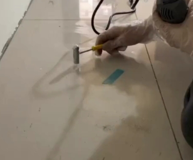 通化市瓷砖开裂维修公司专业分享瓷砖在铺贴前如果没有沥干水分，将会导致以下问题