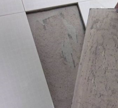 通化市瓷砖空鼓维修公司分享瓷砖铺贴时如果打浆（即涂抹在瓷砖背面和基层上的砂浆或瓷砖胶）过少，会带来以下问题